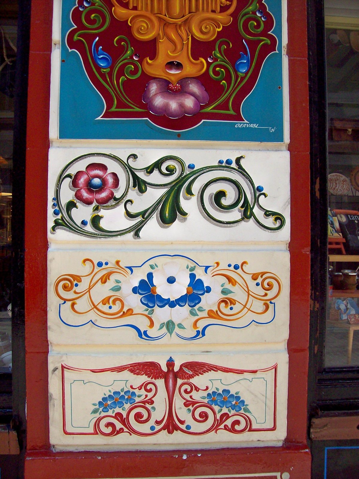 Detalle de fileteado porteño pintado a mano en el frente de un local